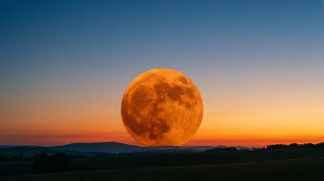 Por qué la luna se ve roja, naranja o amarilla según el momento de la noche