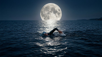 Cómo influyen las fases de la luna en la natación y los deportes acuáticos