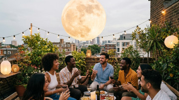 Cómo influyen las fases de la luna en la comunicación interpersonal y las relaciones sociales