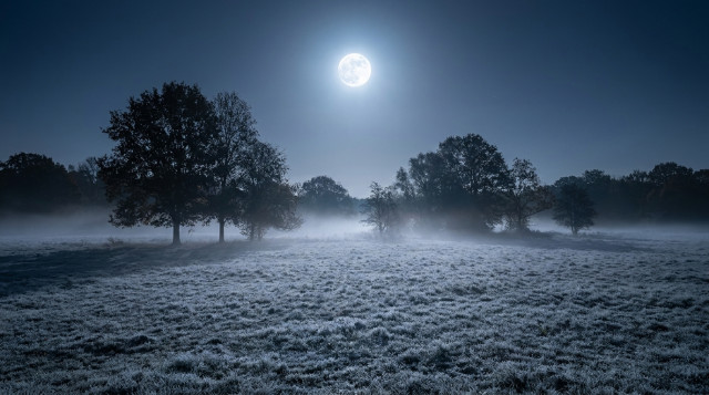 Cómo influyen las fases de la luna en la formación de heladas y niebla