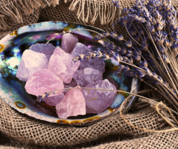 Cristales y piedras lunares: Significado, propiedades y usos místicos
